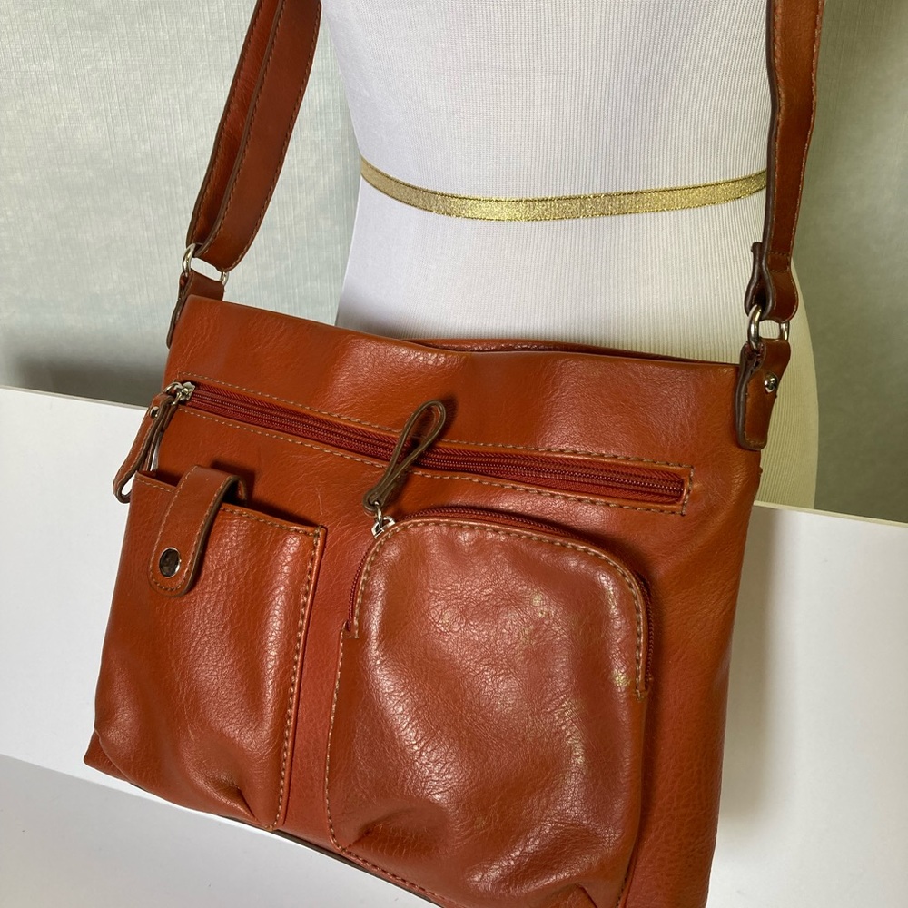 Relic bag brown/rust colored.